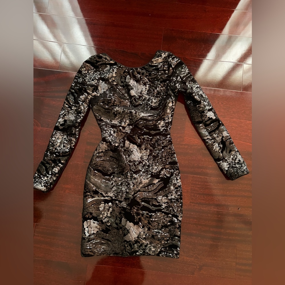 This dress is by dress the population, gently used in very good condition